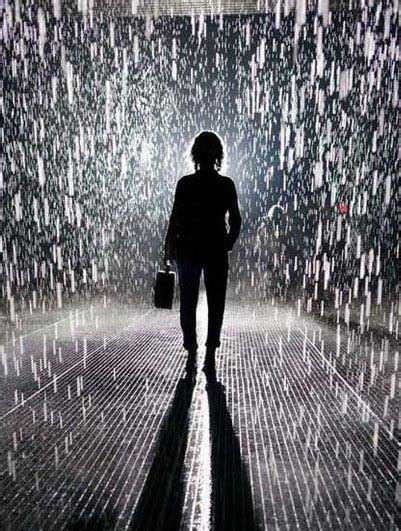 雨天素材设计一个人站在户外淋着雨一束光打在他的身上形成一道阴影
