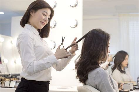 发型师，你知道烫发过程中定型需要注意的细节以及要求吗？_腾讯视频
