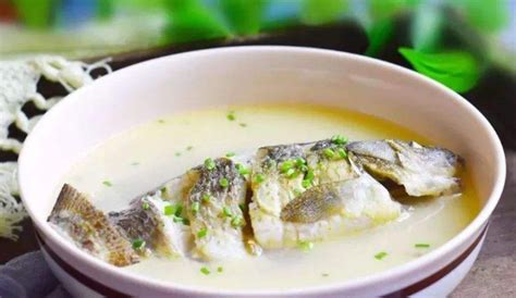 炖鱼汤，冷水下锅还是热水下锅？学会正确做法，汤汁浓白鲜美好喝