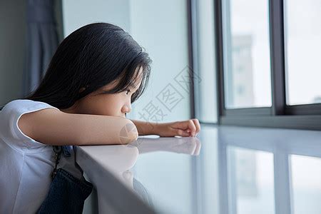 一个人在家孤独的小女孩高清图片下载-正版图片501769216-摄图网
