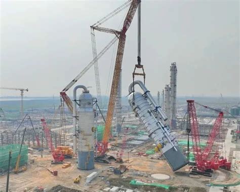 中石化天津南港乙烯项目第三座大塔成功吊装就位