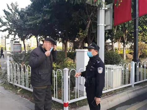 老人未戴口罩要乘车，民警这样出手