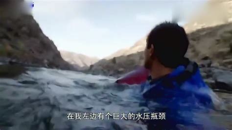荒野求生-贝爷冒险淌冰冷的河水过河，结果途中遭遇危险，太惊险了！_腾讯视频
