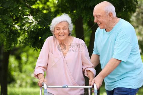 老年男子帮助妻子在高清图片下载-正版图片503851724-摄图网