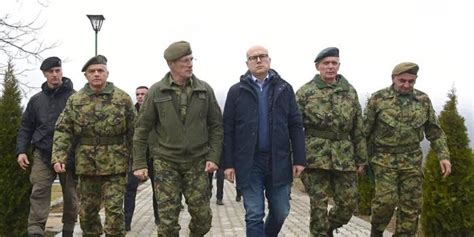 巴尔干火药桶嘎吱作响 塞尔维亚军方宣布进入最高战备状态(含视频)_手机新浪网