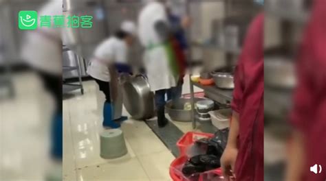 武汉一学校食堂员工用脚洗菜，校方回应了，网友这样建议 | 北晚新视觉