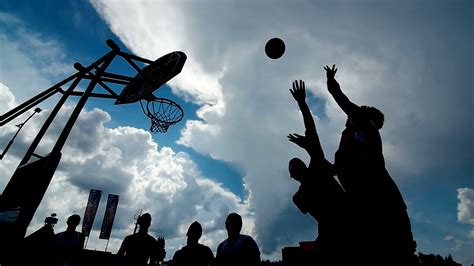 迷你篮球世界杯冠军亮相市中学生篮球赛，女篮上演“强强对话”！