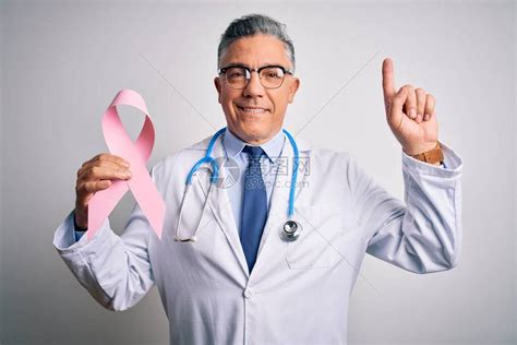 中年英俊的灰发医生拿着粉色癌症丝带高清图片下载-正版图片504092448-摄图网