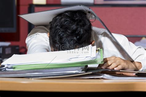 在办公室办公桌睡觉的疲劳过度工作的妇女高清图片下载-正版图片506311682-摄图网