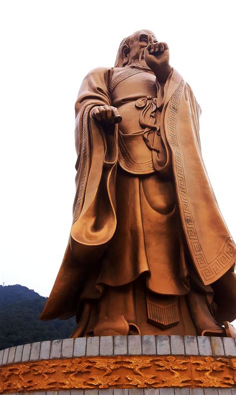 中国最大“老子”雕像建成，用150吨铜铁，网友手势含义是什么