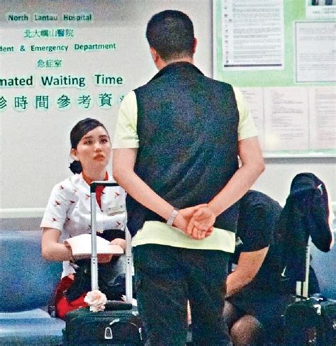 香港国泰航空空姐拒挂中文名牌 称不讨好内地客|国泰航空|名牌|空姐_新浪新闻