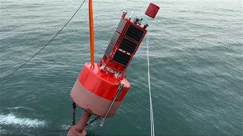福建海域首个全传感器多功能航标成功投放