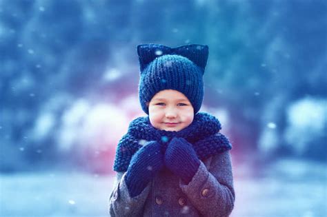 可爱的孩子图片_可爱的孩子戴着针织服装在下雪的冬天素材_高清图片_摄影照片_寻图免费打包下载