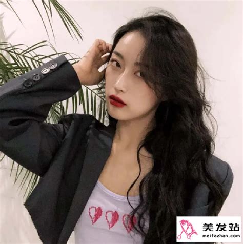 温柔人鱼卷发女生头像