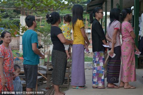 缅甸大选拉开帷幕 民众排队投票_新浪图片