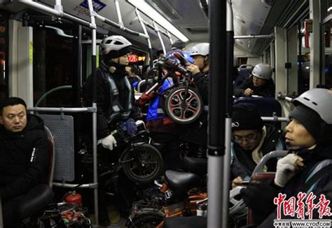 北京夜归人：深夜公交车里的人间事_手机新浪网