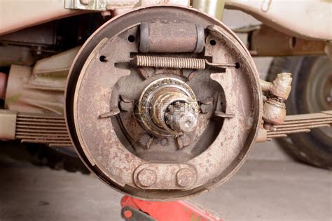一辆在车库拆卸的鼓式刹车吉普高清图片下载-正版图片307213415-摄图网