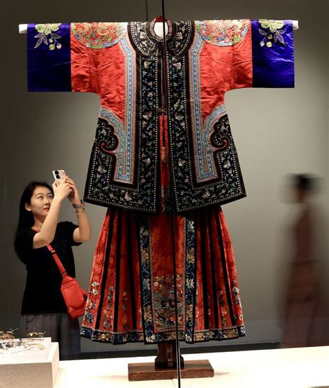 红色马面裙古风头像女生