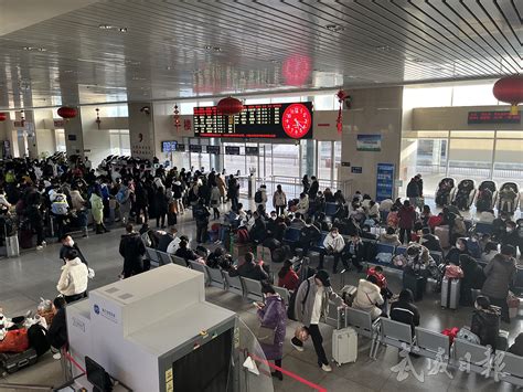 武威市人民政府 图片新闻 武威火车站候车大厅内旅客络绎不绝