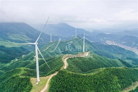 湖南蓝山：生态风电-人民图片网