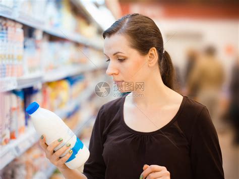 超市买牛奶时，袋装、盒装、瓶装，选哪个更好？知道后别再乱买了|保质期|鲜牛奶|纯牛奶_新浪新闻