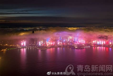 上海：投影灯光点缀滨江璀璨夜色