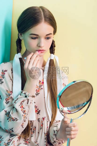 美丽的少女有用面镜子高清图片下载-正版图片503354943-摄图网