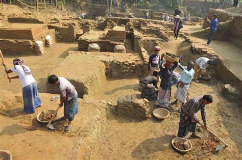 考古挖掘年轻学家从地下挖掘部分人体骨骼和头高清图片下载-正版图片306769700-摄图网