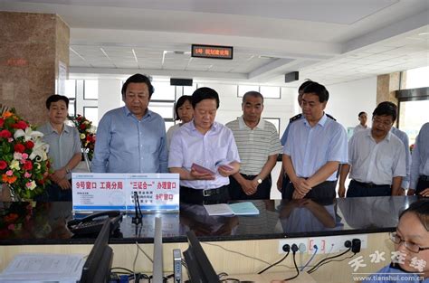 杨维俊市长颁发天水市首张“三证合一”营业执照(图)--天水在线