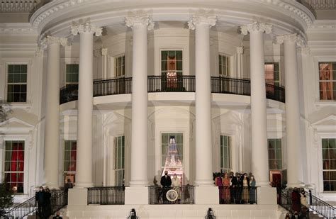 拜登就任美国总统，与夫人现身白宫阳台观看烟花表演