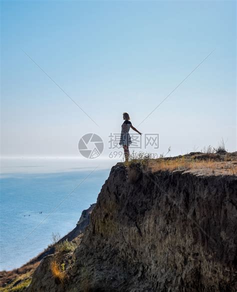 女孩站在海边悬崖上高清图片下载-正版图片307085582-摄图网