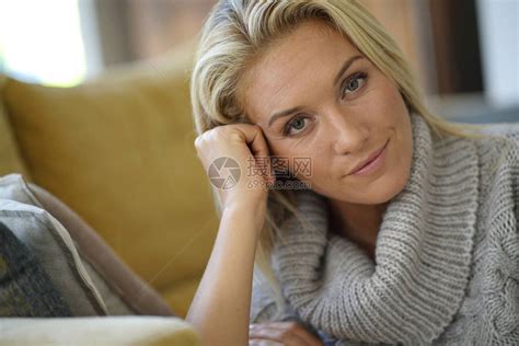 穿毛衣的四十岁女人的肖像高清图片下载-正版图片505523687-摄图网