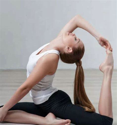 年轻的女人大自然中练习瑜伽高清图片下载-正版图片300086348-摄图网