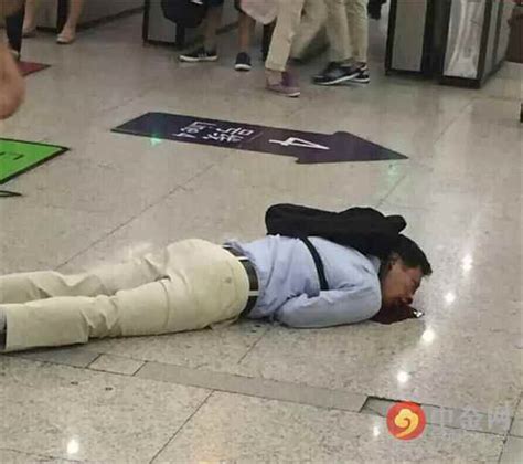 上海地铁一男子摸女乘客隐私部位，拍摄者：自己也被碰腰 客服回应_凤凰网视频_凤凰网