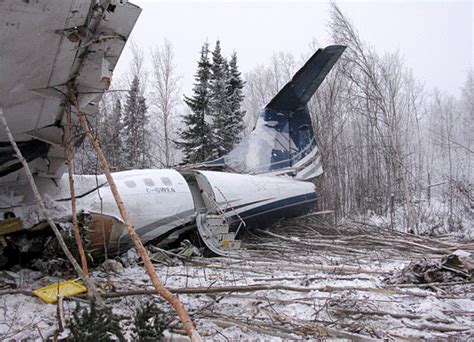 加拿大一飞机坠毁 机上25人奇迹生还_博览_环球网