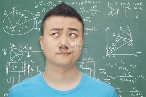 岁左右的亚洲男正在思考和做鬼脸高清图片下载-正版图片504139844-摄图网