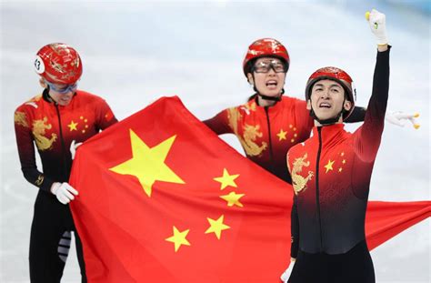 【中国骄傲】武大靖率队夺北京冬奥会中国队首金 短道混合2000米接力拿冠军