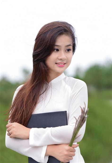 甜美优雅的越南女孩，传统的民族服饰让她更加美丽