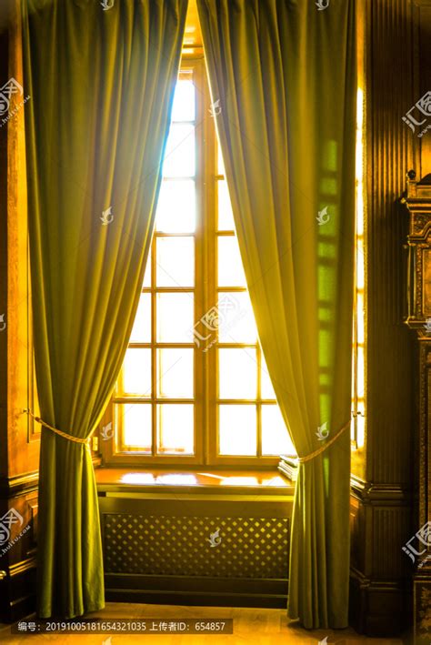 清晨的阳光透过窗帘照进窗户,背景实拍,摄影素材,摄影素材,汇图网www.huitu.com