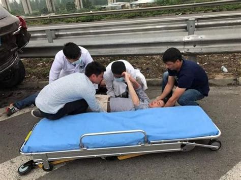 高速车祸致车毁人伤 过路法院干警出手相助__中国青年网