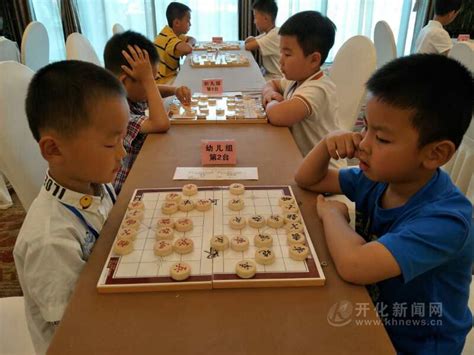 2015年龙湖区“龙光杯”中小学生(幼儿)棋类运动会在金涛小学举行