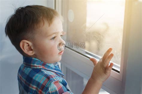 窗边的小男孩望着街道做梦高清图片下载-正版图片502530378-摄图网