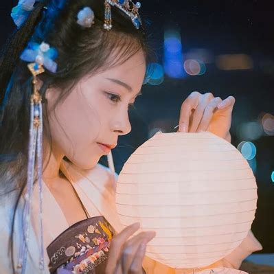古风发光女生头像真人版