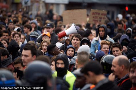 法国图卢兹：高中生们声援黄背心运动 抗议教育改革