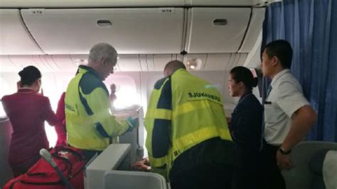 万米高空，南航乘务组携手三名护士救助晕倒旅客 - 中国日报网