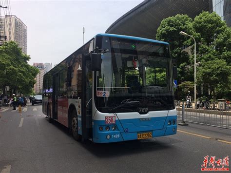 10月31日，一款纯电动公交车近日开始在上海街头投入运营