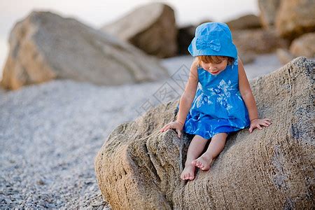 海滩的宝宝支撑裙子天空儿童假期旅行蓝色女儿海洋海岸高清图片下载-正版图片320382216-摄图网
