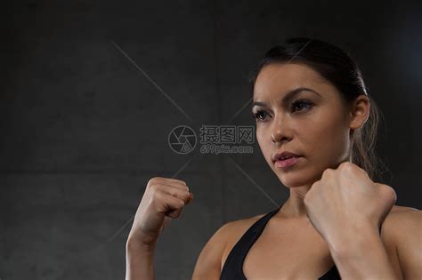 运动,健身,武术人的女人握拳打架健身房高清图片下载-正版图片300582341-摄图网