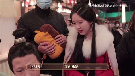 杨紫白娘子造型出席活动，夸张的表情尴尬症都犯了！