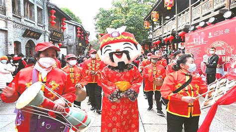 People have fun during Spring Festival holiday_新华报业网